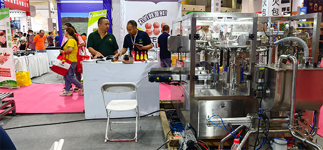 江蘇全自動(dòng)食品灌裝機(jī)車間實(shí)拍 