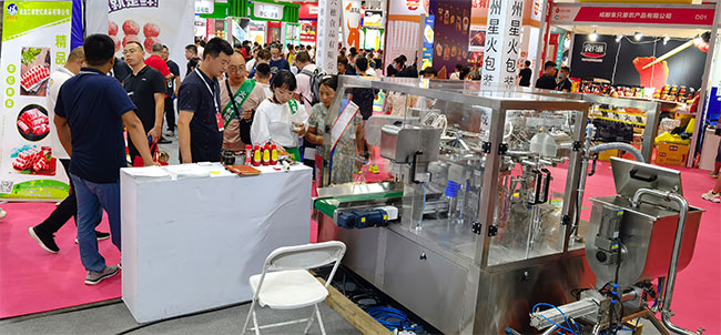 江蘇全自動(dòng)食品灌裝機(jī)車間實(shí)拍 